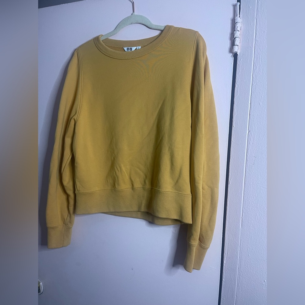 Uni Qlo sweater